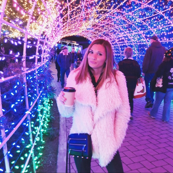 Meet your Posher, Lauren - Picture 1 of 2